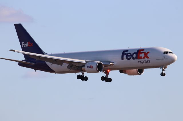 BOEING 767-300 (N133FE)
