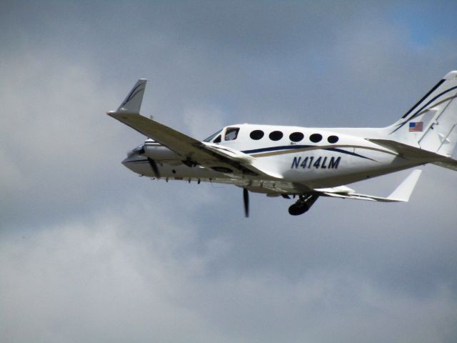 Cessna Chancellor (N414LM) - Taking off RWY 26L