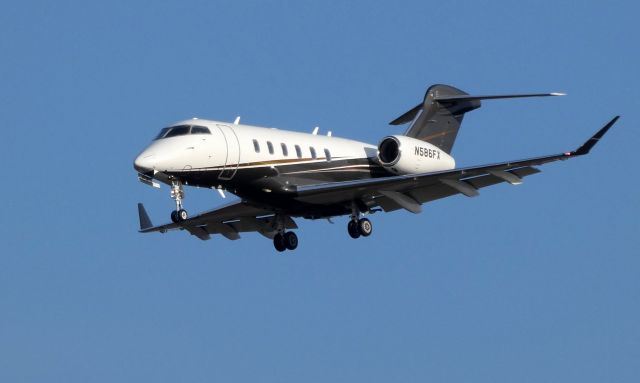 Bombardier Challenger 300 (N586FX) - On final is this 2017 Bombardier Challenger 300 in the Winter of 2019.