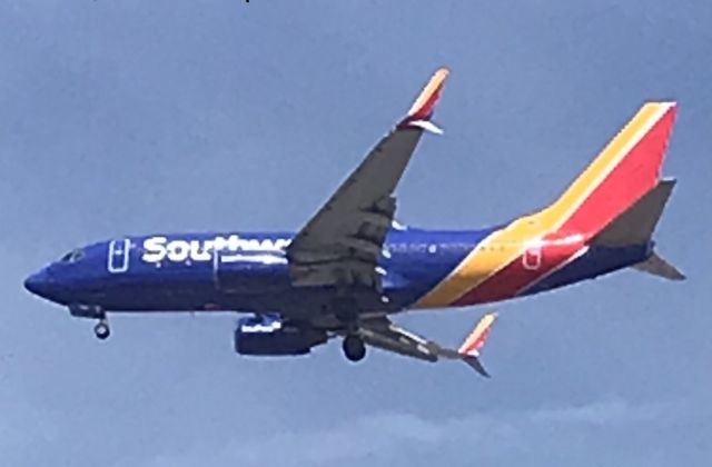 Boeing 737-700 (N954WN) - Runway 28C arrival! 4/10/23.