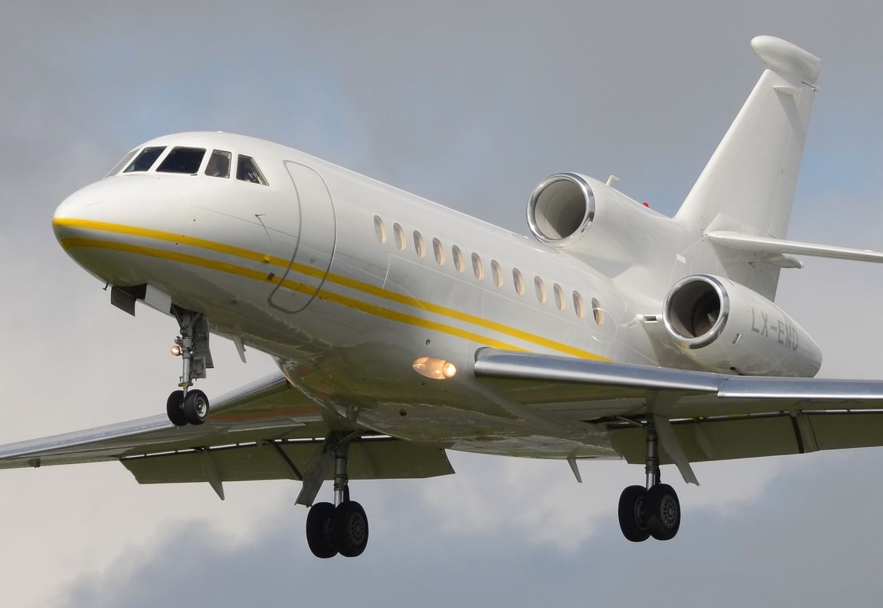 Dassault Falcon 900 (LX-EMO)