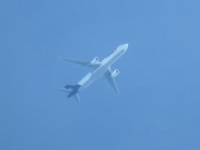 BOEING 767-300 (N125FE)