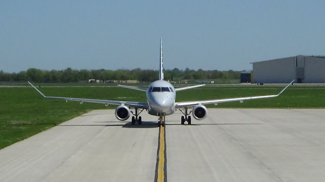 Embraer 175 (N257NN) - Stare down with an American Eagle ERJ-175LR! Date - May 7, 2022