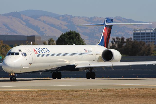 McDonnell Douglas MD-90 (N923DN)