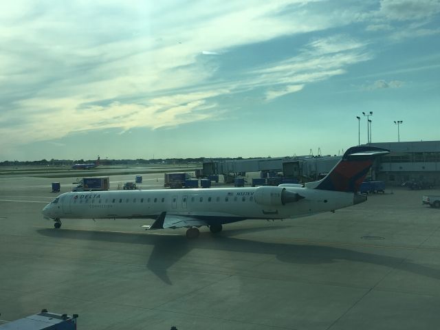 Canadair Regional Jet CRJ-900 (N137EV)