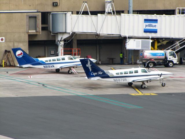 Cessna 402 (N6879R)