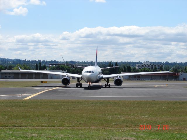 Airbus A330-300 —