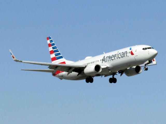 Boeing 737-800 (N941NN) - Landing RWY 20R 