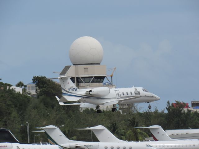 Bombardier Challenger 300 (N717EP) - Landing at St. Martin on Dec 31st 2016. 