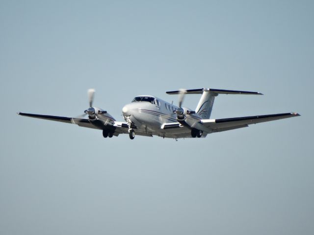 Beechcraft Super King Air 200 (N485R) - 1980 beech 200