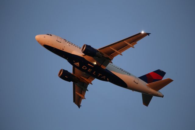 Airbus A319 (N370NB)