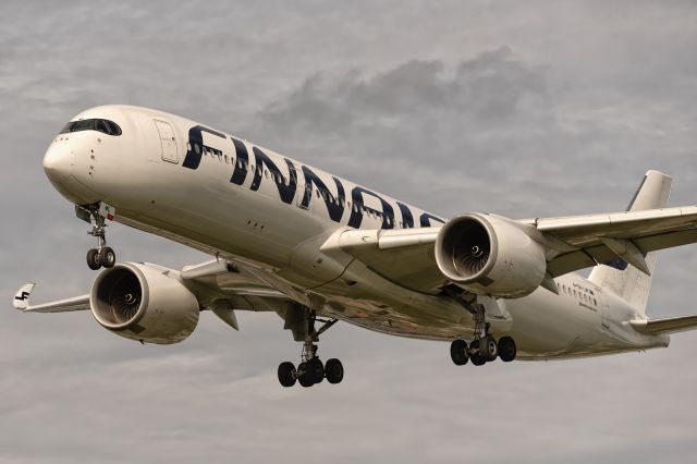 Airbus A350-900 (OH-LWC) - 4th August, 2024: Flight AY 1337 from Helsinki's Vantaa Airport is on short finals to runway 27L at London Heathrow. 