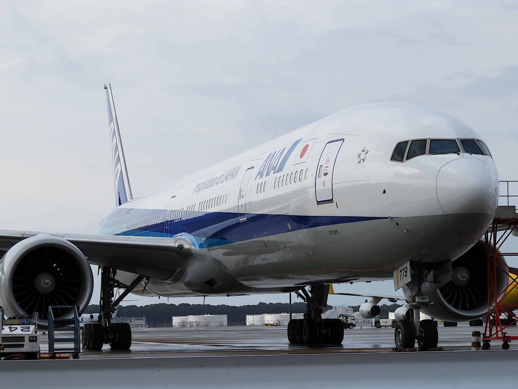 BOEING 777-300ER (JA779A) - I take a picture on Dec 22, 2016.