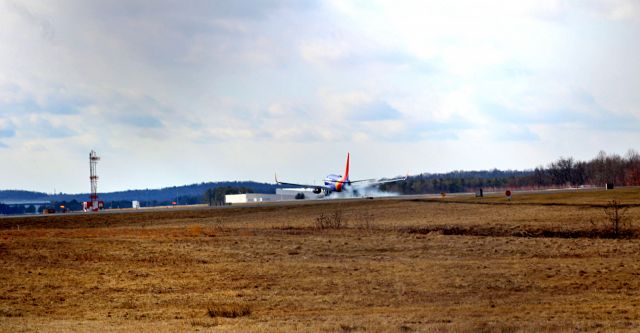 Boeing 737-700 (N787SA) - N787SA touching down on RWY 26 at KBDL.