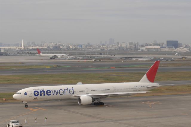 BOEING 777-300 (JA752J) - Taxi at Haneda Intl Airport on 2010/11/21 One World c/s