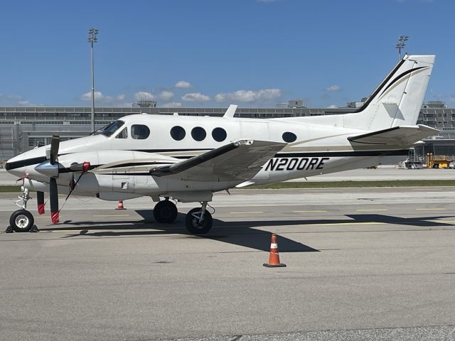 Beechcraft King Air 90 (N200RE)