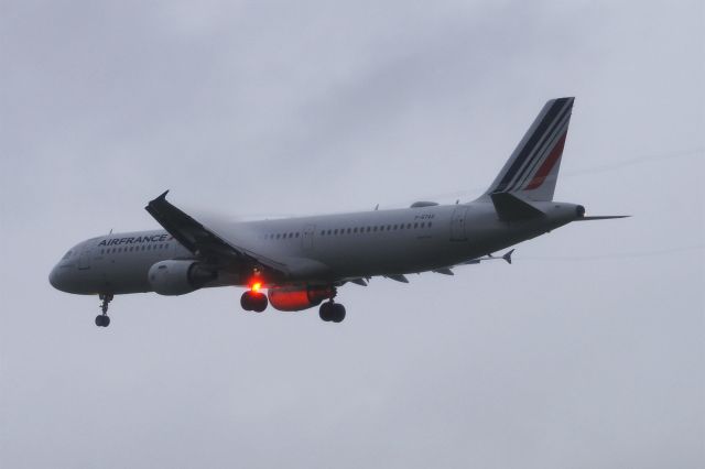 Airbus A321 (F-GTAS) - Airbus A321-212, Air France, F-GTAS, 14.Oct.2022, EGLL London Heathrow, Myrtle Ave, Arrival during a rain shower