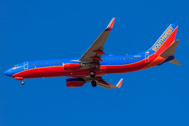 Boeing 737-800 (N8649A)