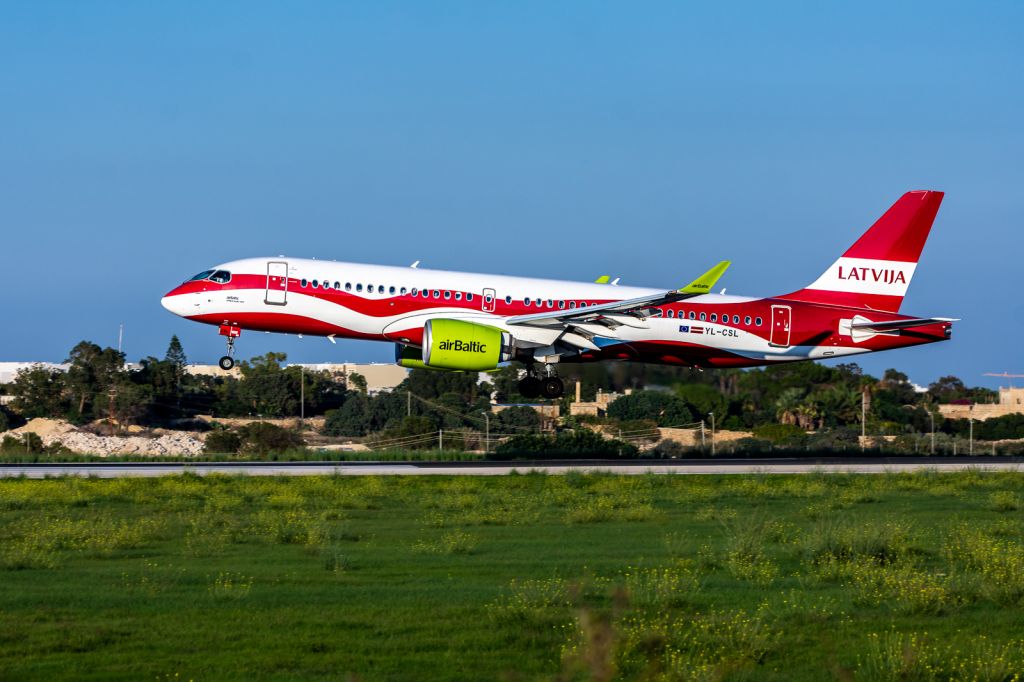 Airbus A220-300 (YL-CSL)