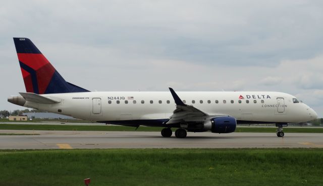 Embraer ERJ 175 (N244JQ) - E175 taxiing at BUF up close!