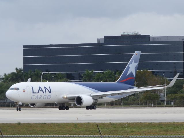 BOEING 767-300 (N418LA)