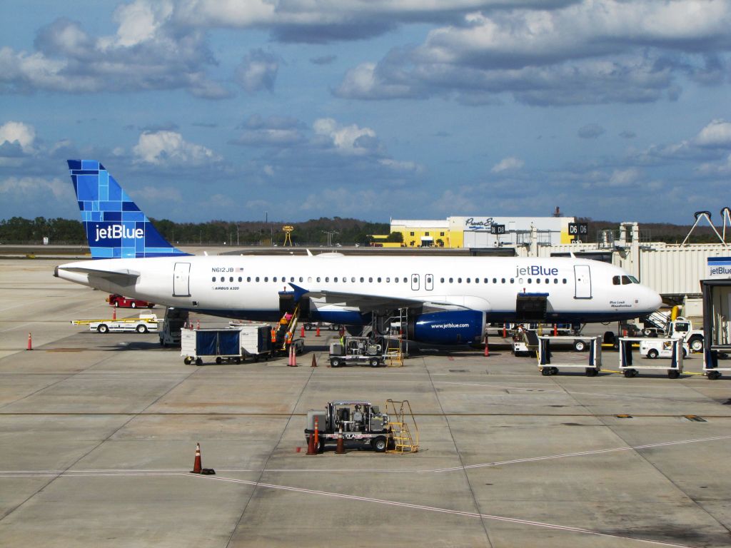 Airbus A320 (N612JB)