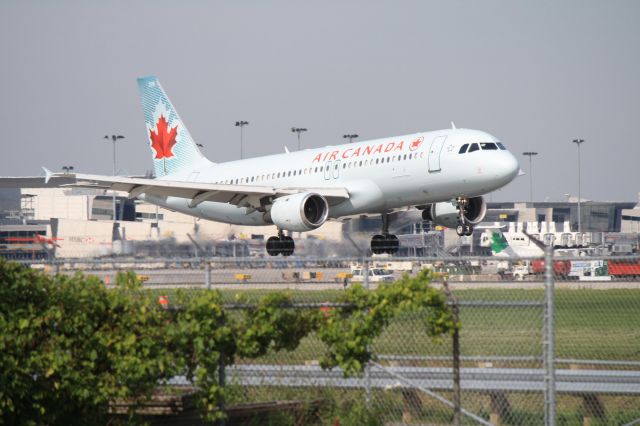 Airbus A320 (C-FPDN) - Arriving Montreal-Teudeau on runway 06R