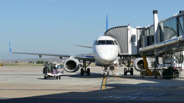 EMBRAER 195 (EC-LLR) - Terminal 2