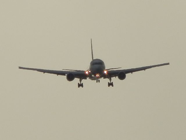 BOEING 767-200 (N741AX)