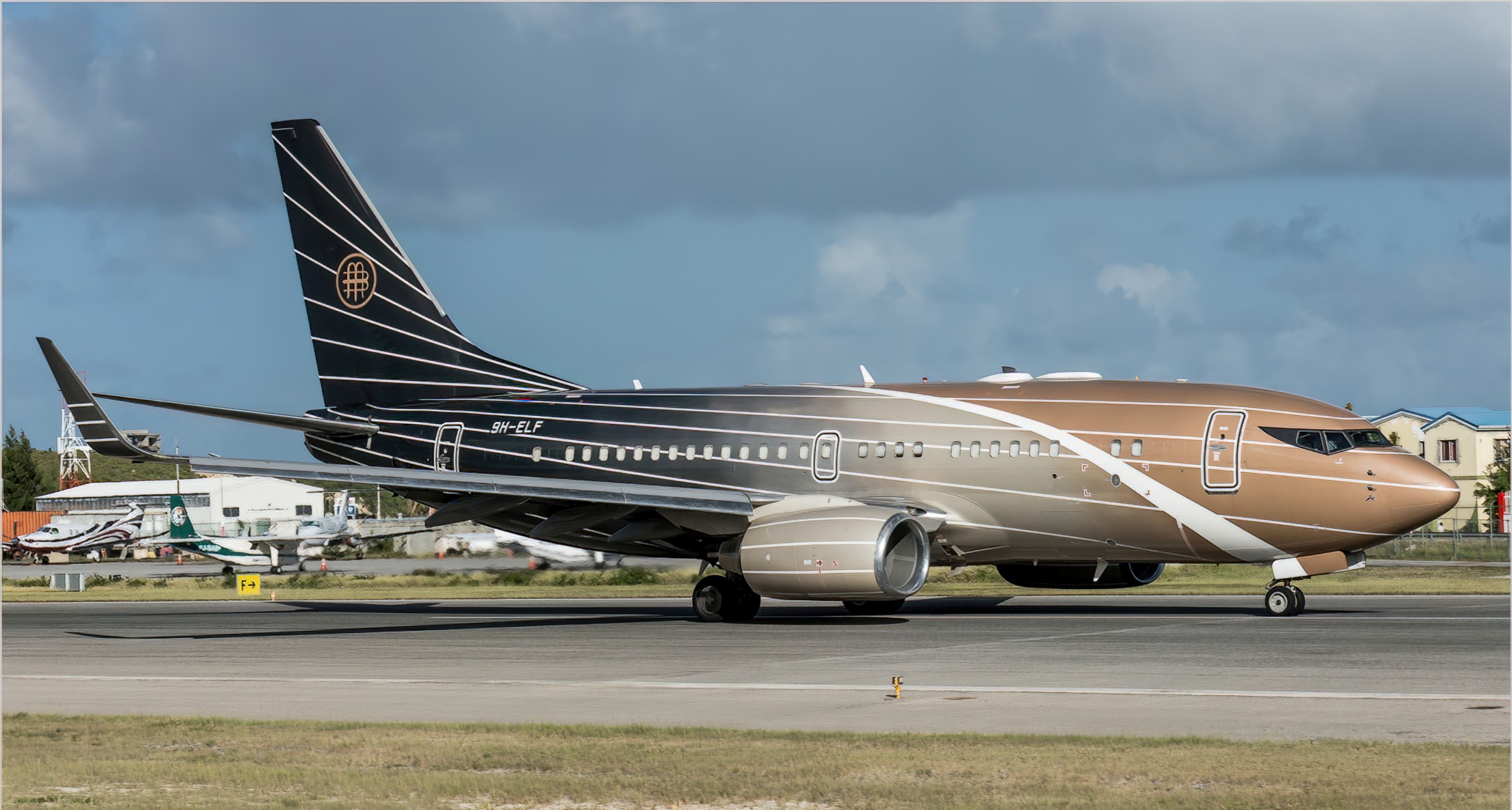 Boeing 737-700 (9H-ELF)