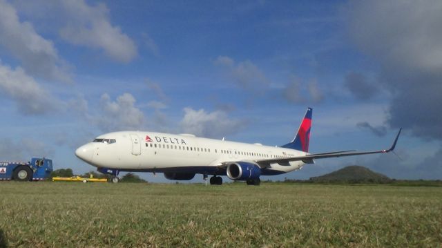 Boeing 737-800 (N826NN)