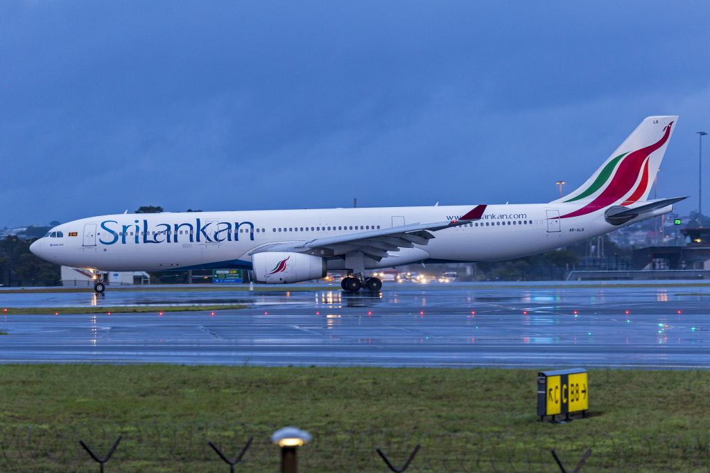 Airbus A330-300 (4R-ALR) - SriLankan Airlines (4R-ALR) Airbus A330-343 arriving on a very damp early morning at Sydney Airport.