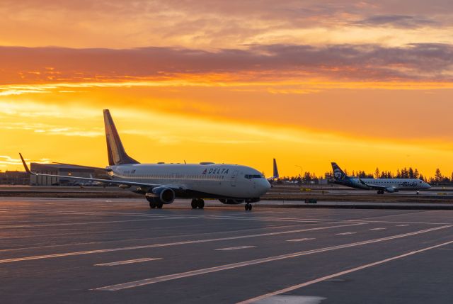 Boeing 737-800 (N3763D) - SUN RISE ARRIVALS DELTA AND ALASKA FROM SEATTLE AND EVERETT 