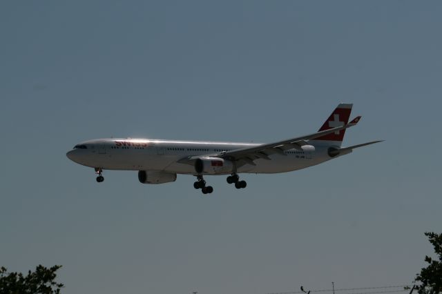 Airbus A330-300 (HB-JHB) - Landing at miami