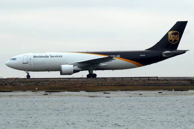 Airbus A300F4-600 (N127UP) - UPS 2013 to Louisville taxiing to 22R