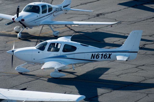 Cirrus SR-20 (N616X) - N616X taxiing out to runway 29 at Hanscom Field