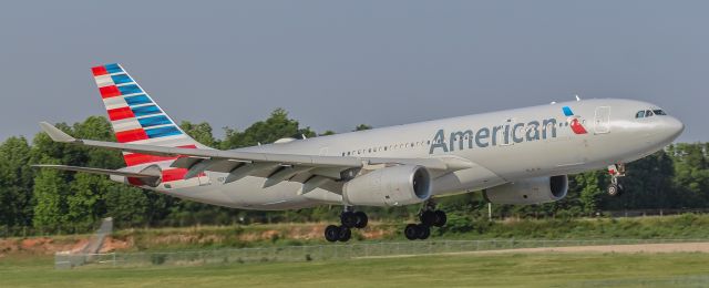 Airbus A330-200 (N284AY)