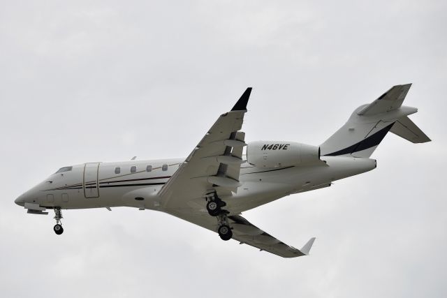 Bombardier Challenger 300 (N46VE) - 23-R 08-27-20