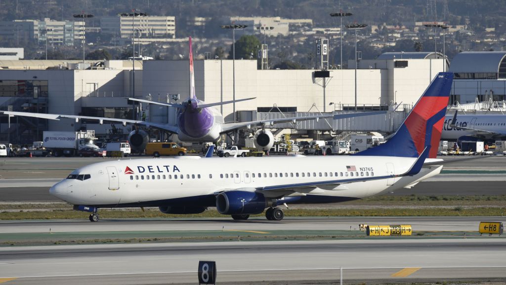 Boeing 737-800 (N3765) - Taxiing to gate after landing on 25L at LAX