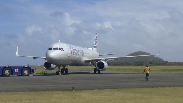 Airbus A321 (N904AA)