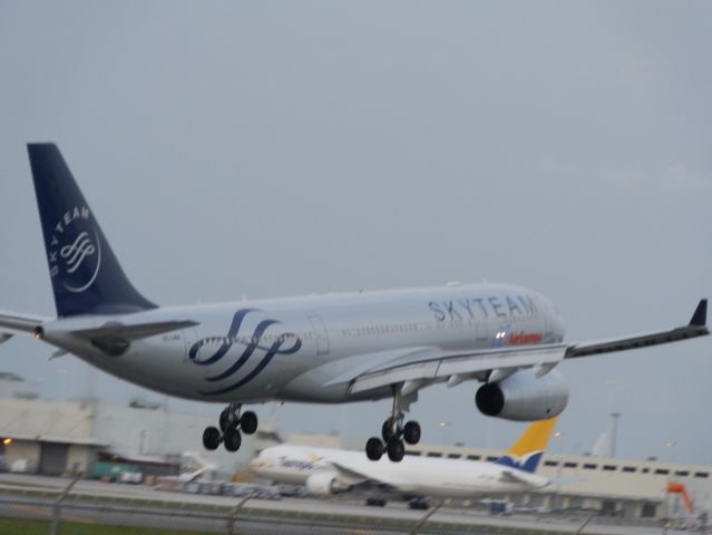 Airbus A330-200 (EC-LNH)
