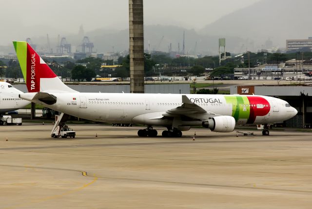 Airbus A330-200 (CS-TOG)