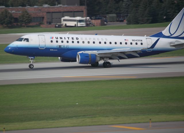 Embraer 170/175 (N640RW) - Landing on 30R at MSP on 07/31/2011