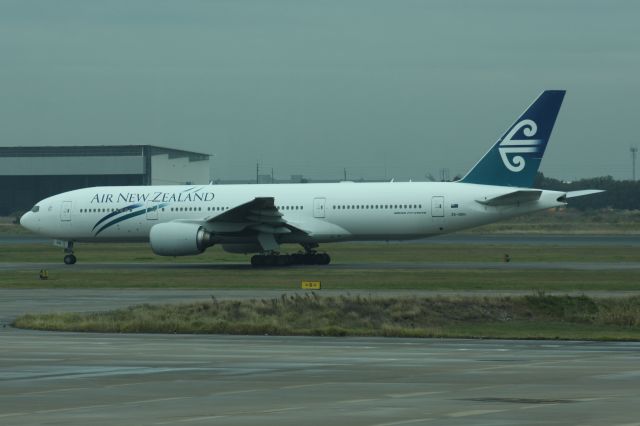 Boeing 777-200 (ZK-OKH) - Taxiing to the runway.