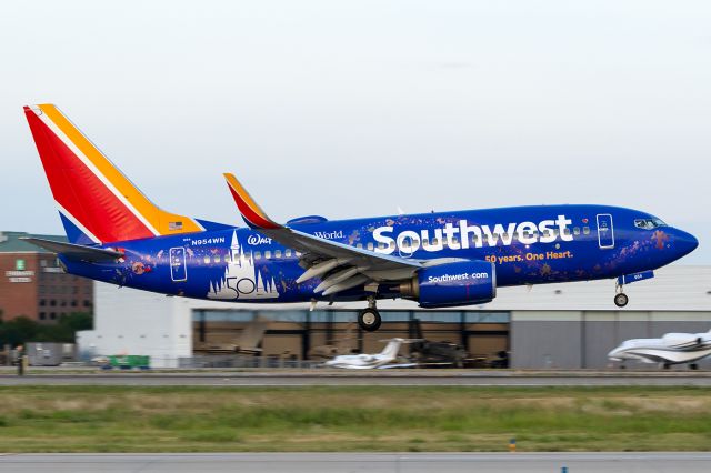 Boeing 737-700 (N954WN) - Walt Disney World and Southwest Airlines, 2 legendary institutions, join forces in celebrating their golden jubilee with this fantastic tribute.