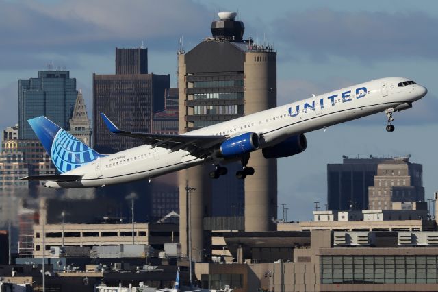 BOEING 757-300 (N78866) - UA 1008 departing to San Francisco