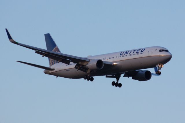 BOEING 767-300 (N684UA) - Arriving to BOS from LHR