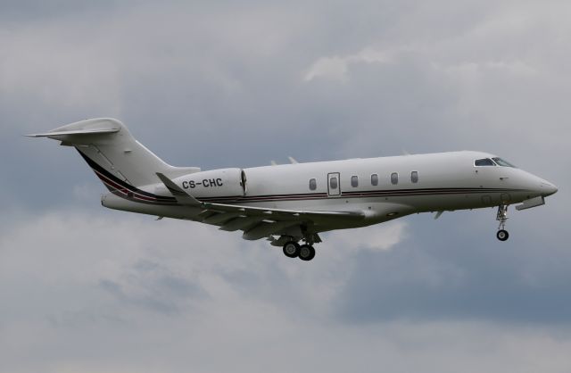 Bombardier Challenger 300 (CS-CHC)