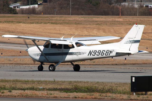 Cessna Skyhawk (N9968F) - 1997 Cessna 172R Skyhawk landing on the rare runway 34. Photo taken on 3/4/2021.