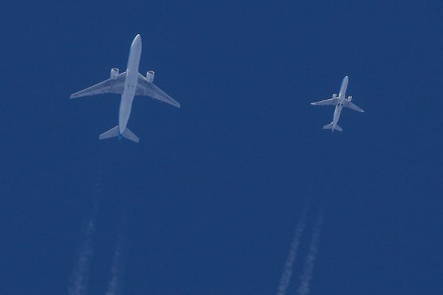 Boeing 777-200 (PH-BQC) - PH-BQC (JFK-AMS, KL644, FL390) overtaking PH-EXU (DUB-AMS, KLM934, FL370) over Manchester Airport